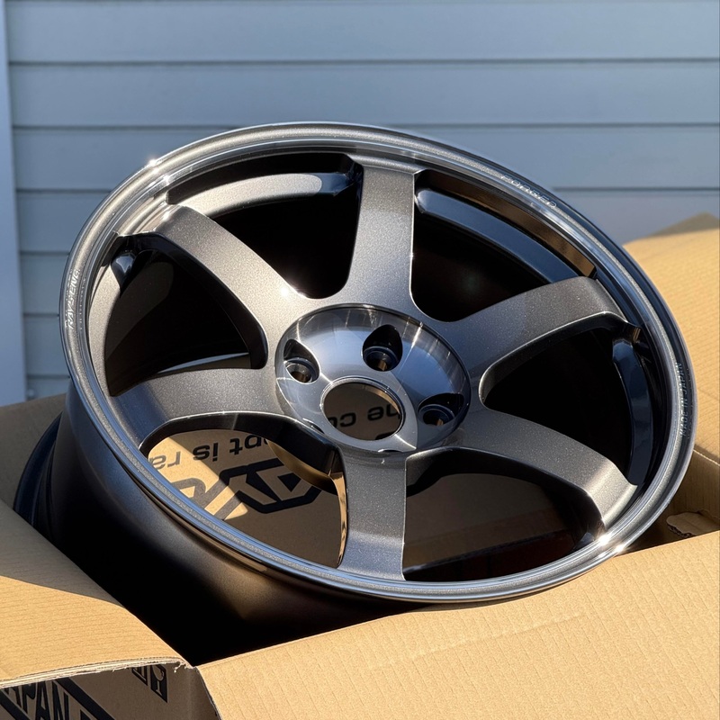 Volk Racing TE37 Saga SL 18×9.5 +45 5×114.3 Pressed Graphite (SET)